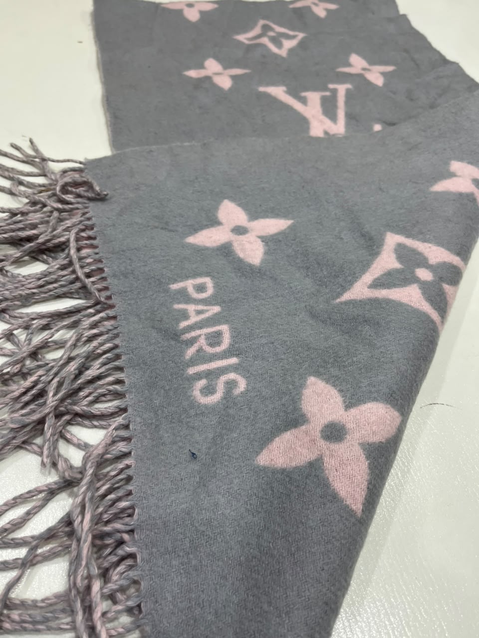 Louis Vuitton Reykjavik M71040 100% Cashmere Scarf Grey Pink