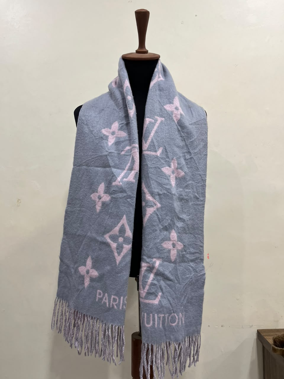 Louis Vuitton Reykjavik M71040 100% Cashmere Scarf Grey Pink