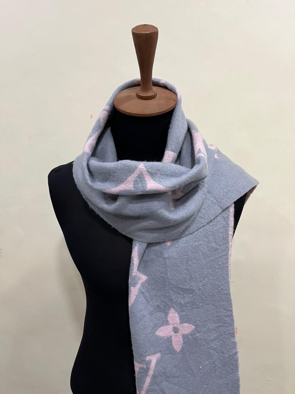 Louis Vuitton Reykjavik M71040 100% Cashmere Scarf Grey Pink