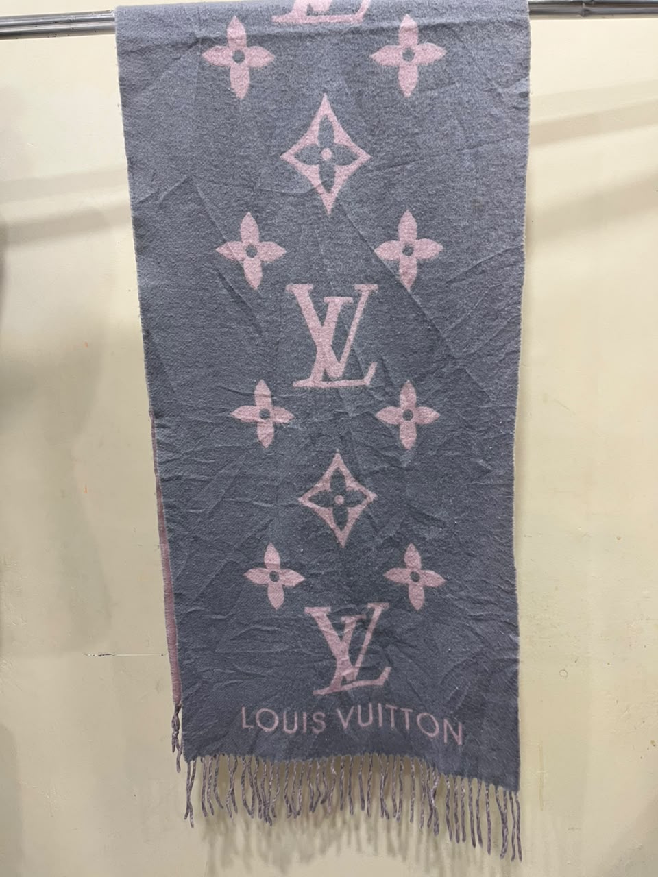 Louis Vuitton Reykjavik M71040 100% Cashmere Scarf Grey Pink