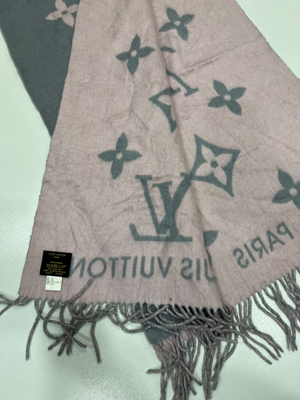 Louis Vuitton Reykjavik M71040 100% Cashmere Scarf Grey Pink