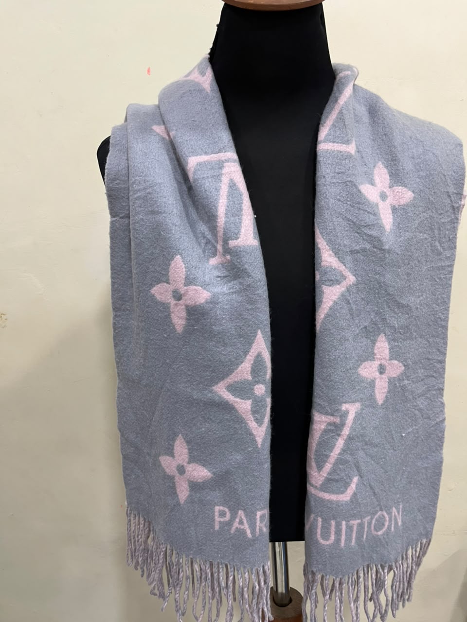 Louis Vuitton Reykjavik M71040 100% Cashmere Scarf Grey Pink