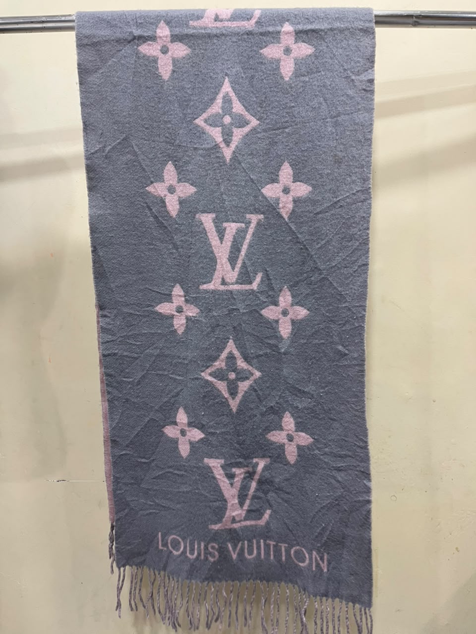 Louis Vuitton Reykjavik M71040 100% Cashmere Scarf Grey Pink