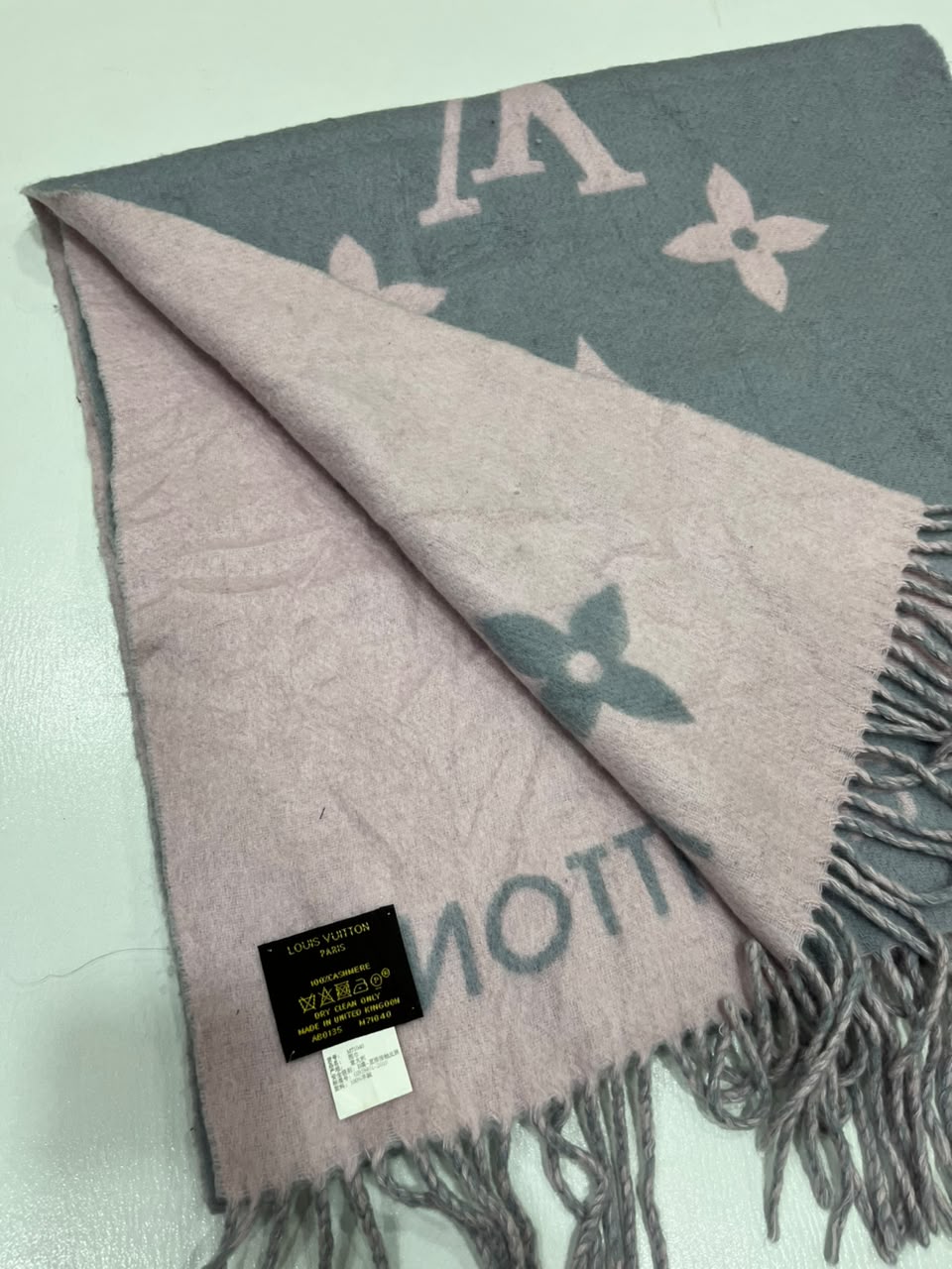 Louis Vuitton Reykjavik M71040 100% Cashmere Scarf Grey Pink