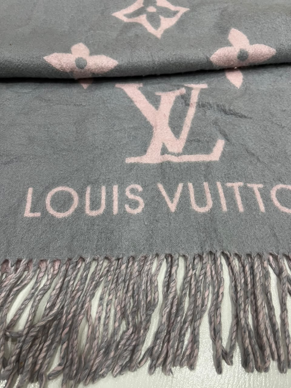 Louis Vuitton Reykjavik M71040 100% Cashmere Scarf Grey Pink